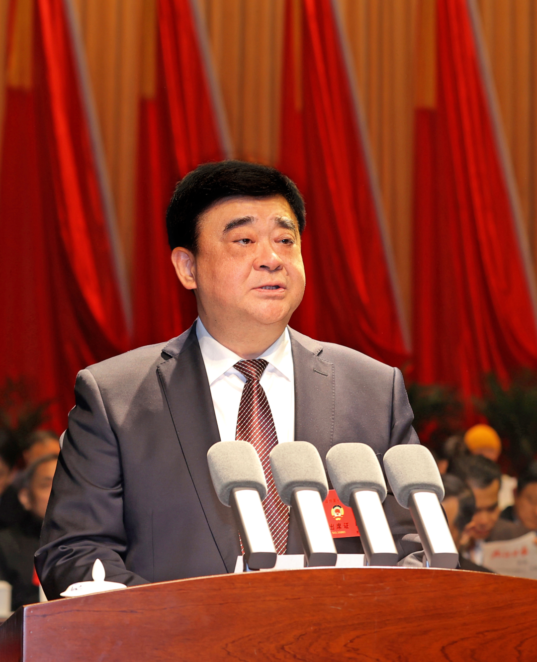 占勇代表政协第十六届九江市委员会常务委员会作工作报告。