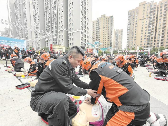 外卖骑手在专业人士指导下接受心肺复苏培训 通讯员供图