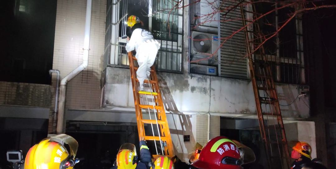 赣州一市民给小猫烤“小太阳”引发火灾 一名15岁女孩被困室内