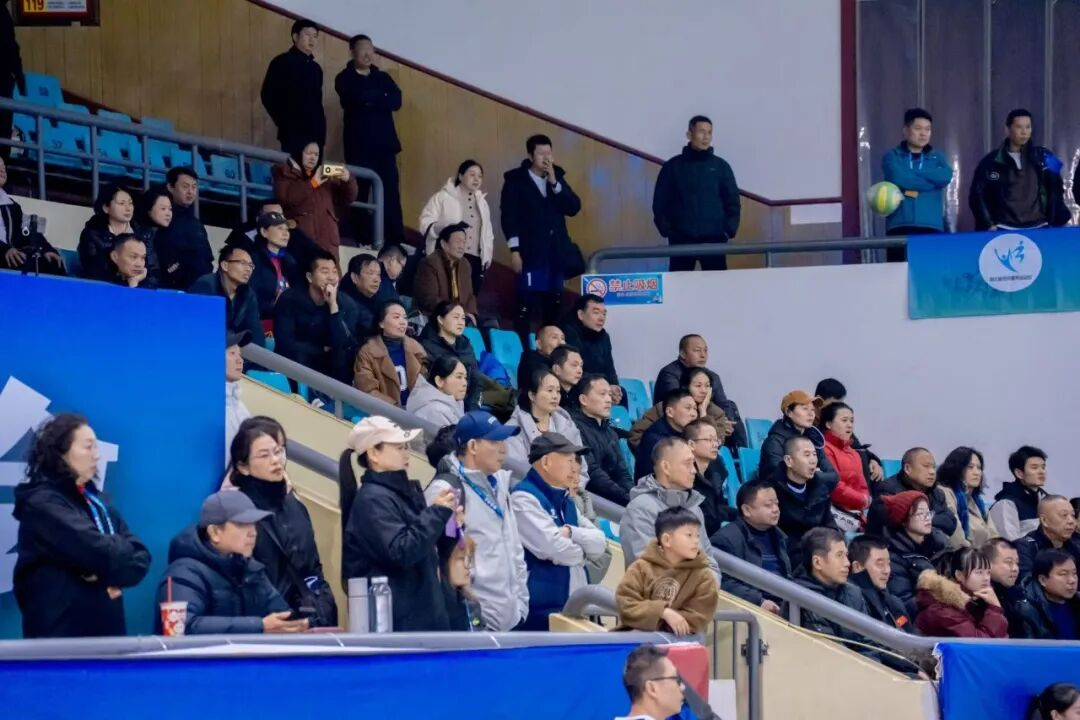 （气排球比赛观赛现场）