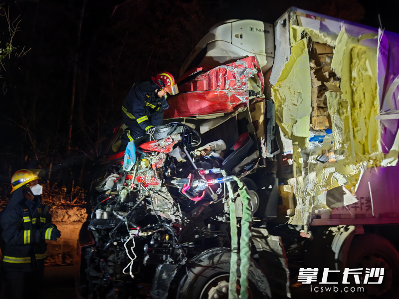 消防员正在营救被困司机。 长沙晚报通讯员 王磊 摄