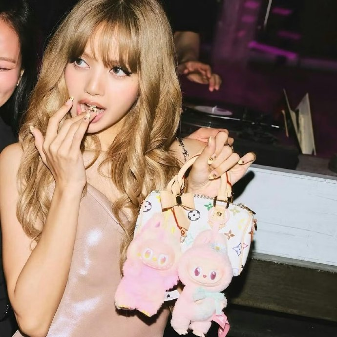 Lisa在社交平台分享Labubu