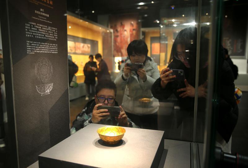 游客在展厅参观何家村窖藏出土文物。