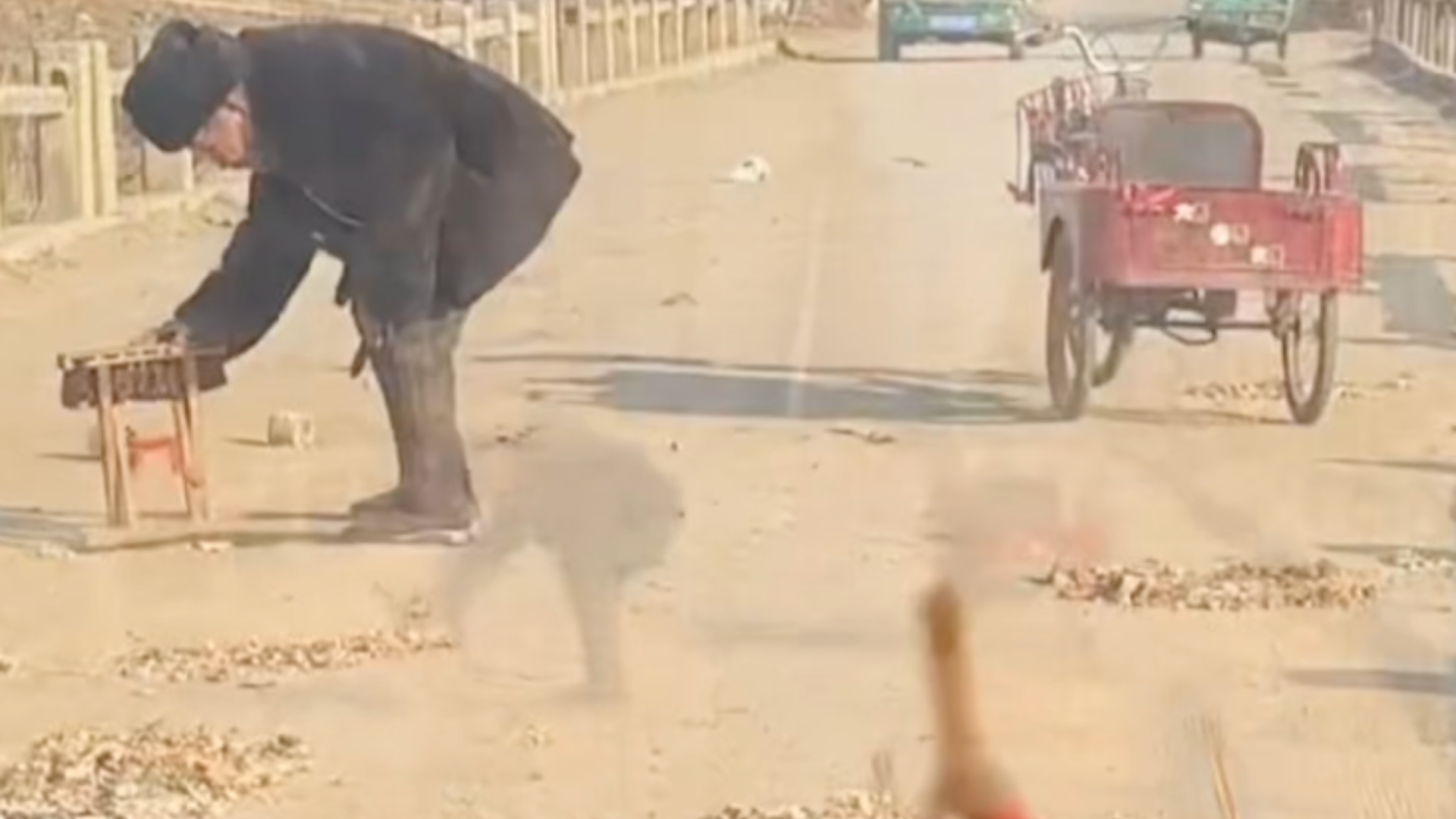 街办回应92岁老人用煤球渣补桥：已填补并上报申请修缮