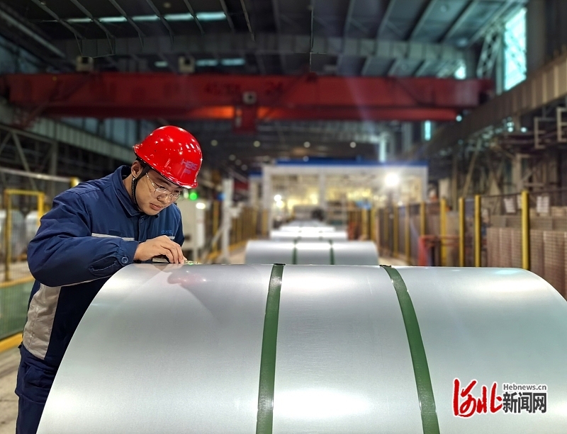近日,河钢集团邯钢公司邯宝冷轧厂职工在检查下线的镀锌超高强钢质量。 张素丽摄
