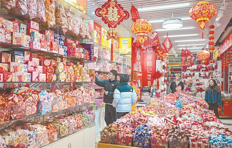 南昌县：市民选购年货迎新春（图）