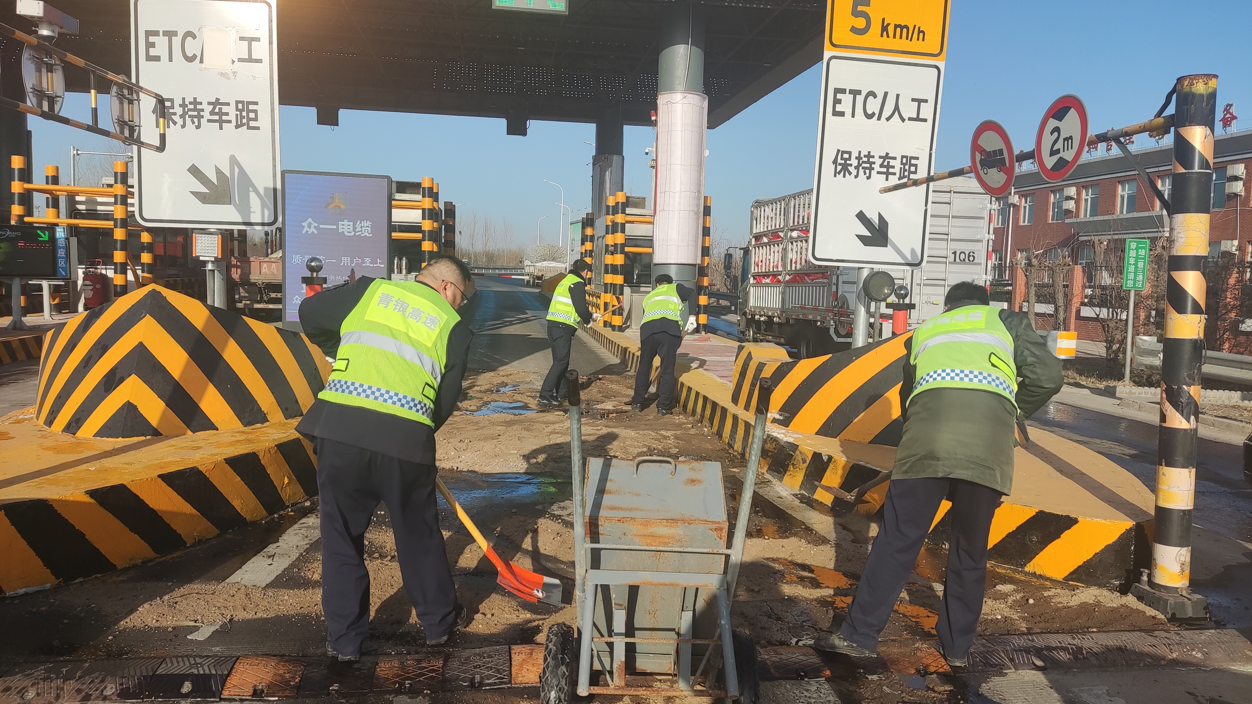 河北高速集团青银分公司宁晋收费站：上演“排险记” 快速处置货车漏油保畅通