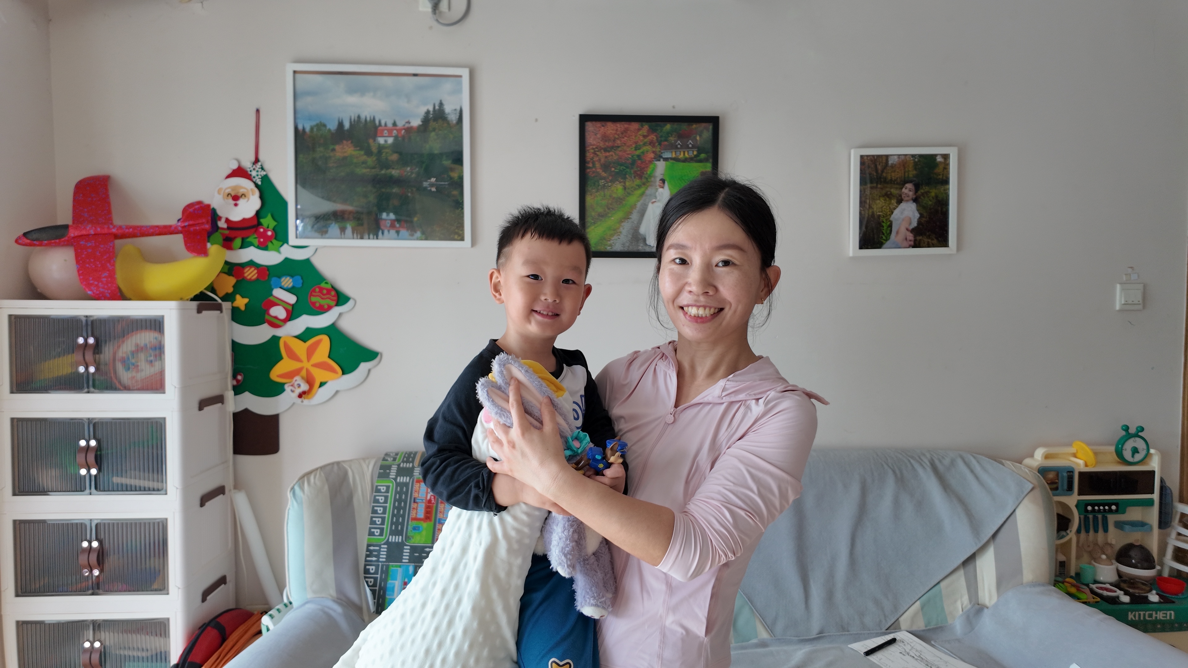 RH阴性血型的杨女士和儿子。（照片来源：广州日报）