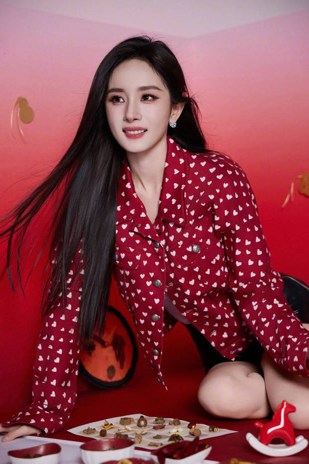 杨幂绽放甜美笑容，美丽动人。