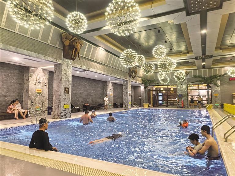 周末到酒店游泳度假