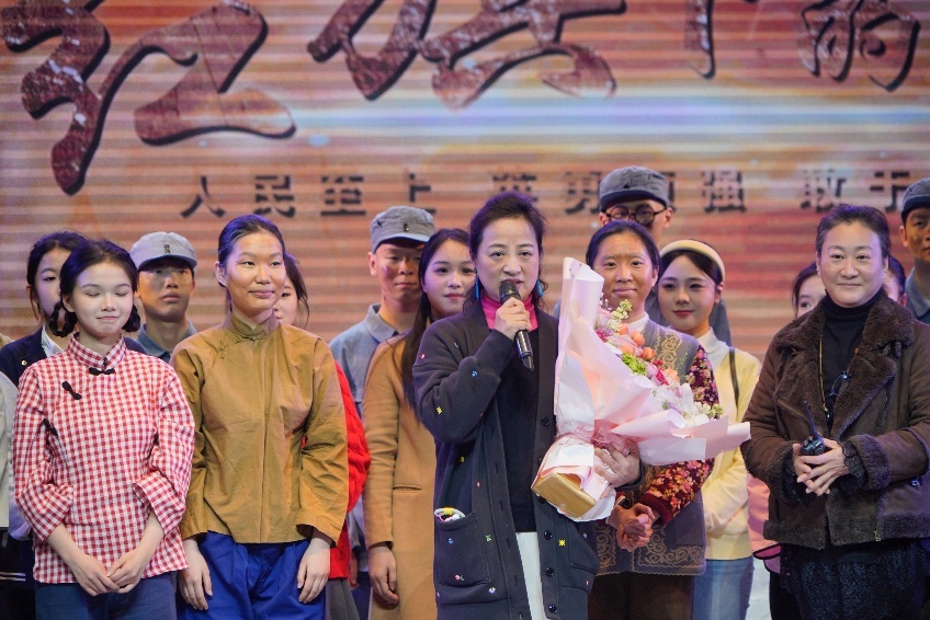 刘导(右二)、许老师(右一)在台上互动