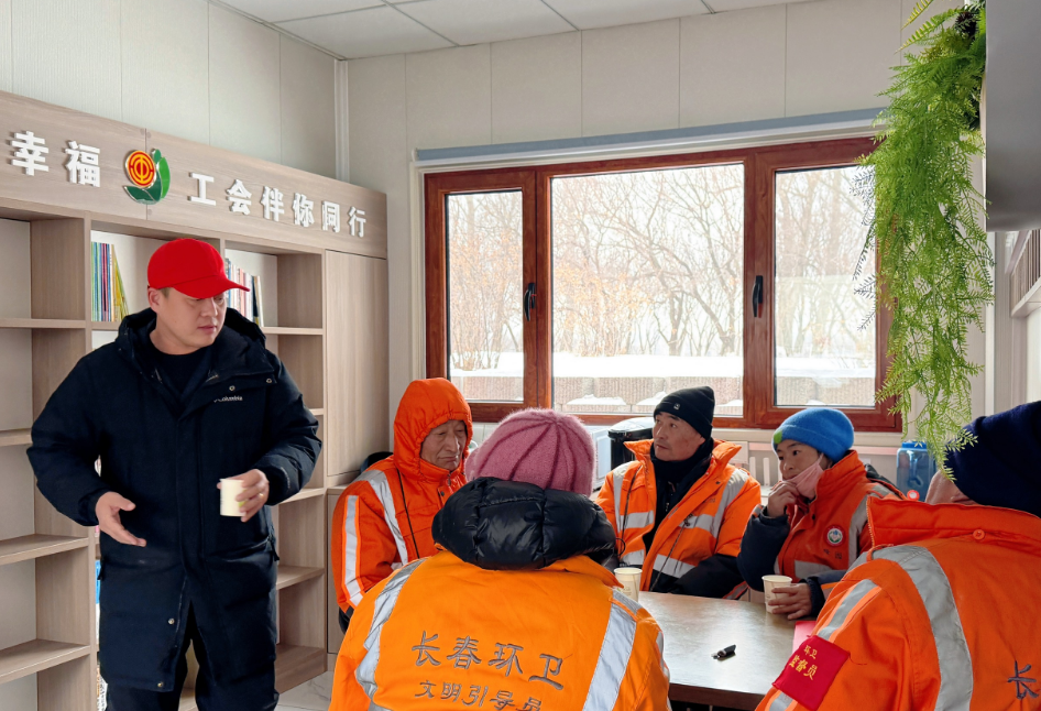 长春市西部新城公园绿地管理中心开展暖心公益服务行动