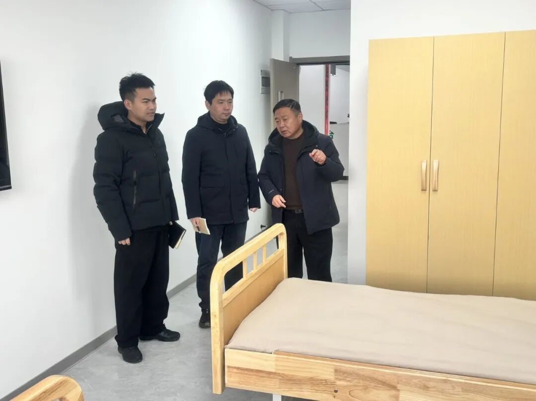 三仓镇纪委工作人员督查护理楼建设进展情况