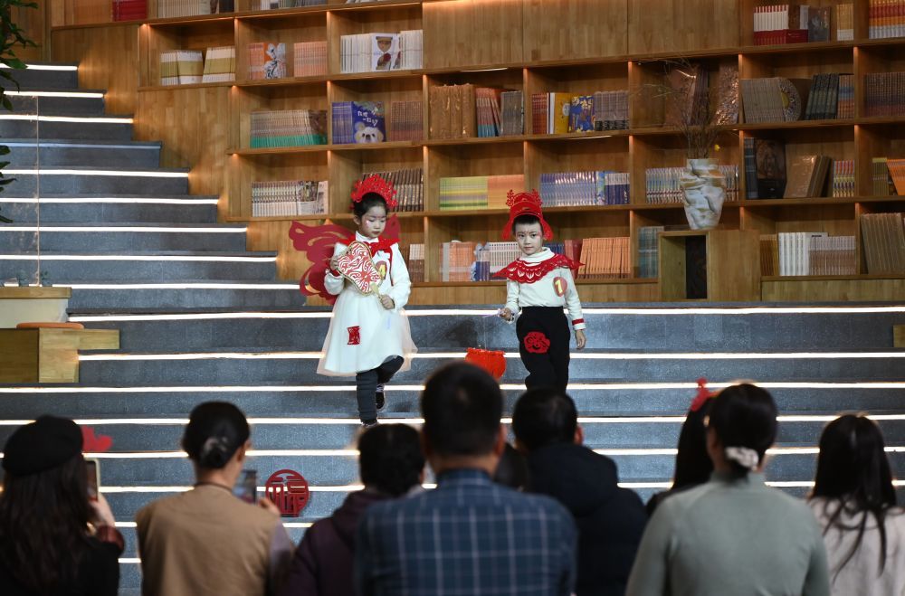 1月11日，小朋友展示剪纸服饰作品。新华社发（张晓亮　摄）