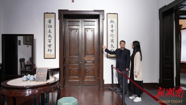 徐燕卿（左）为湖南日报全媒体记者解联。
