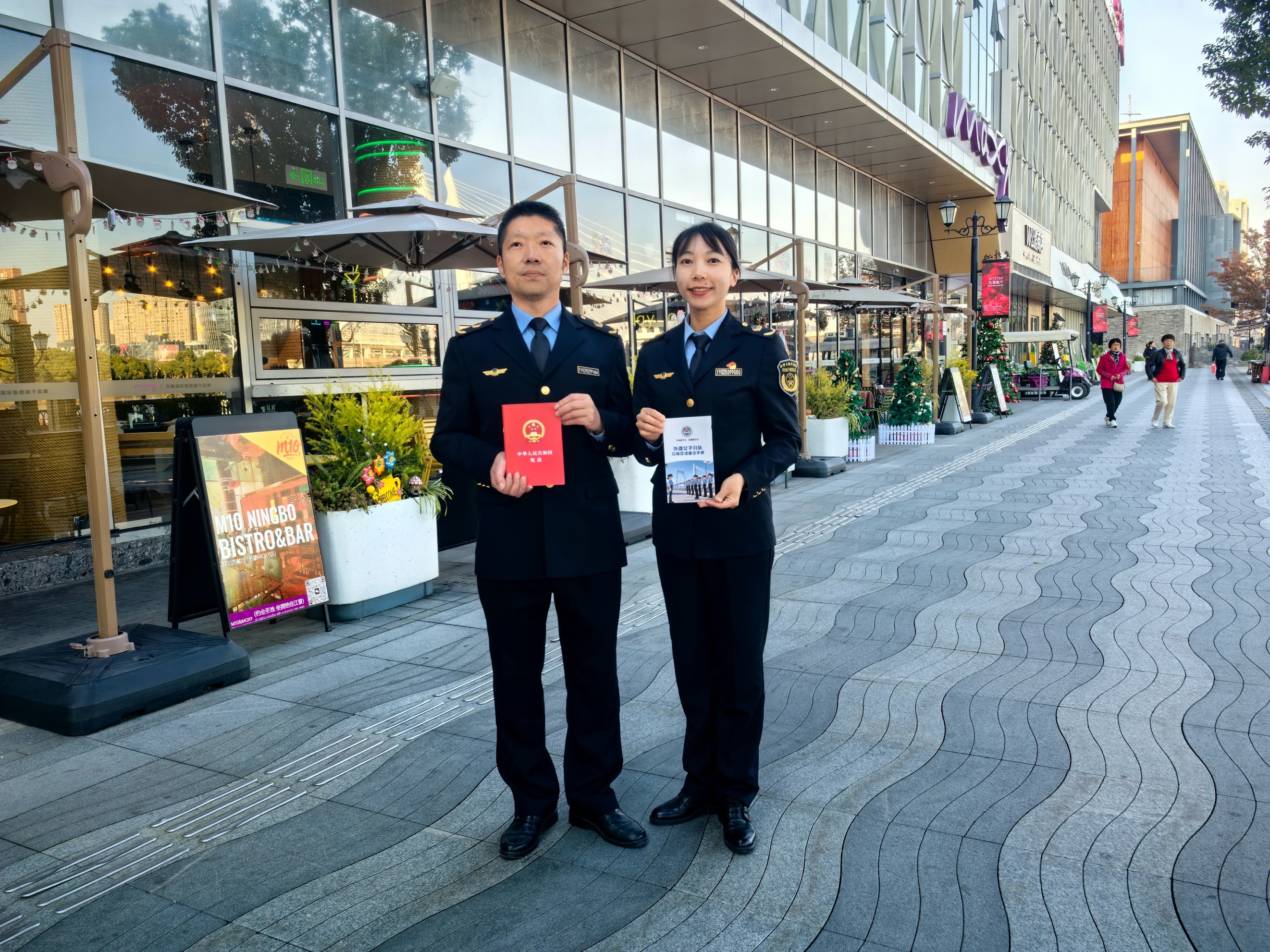 新年新“语”法！江北外滩女子分队推中英双语普法 打造国际化街区治理新气象