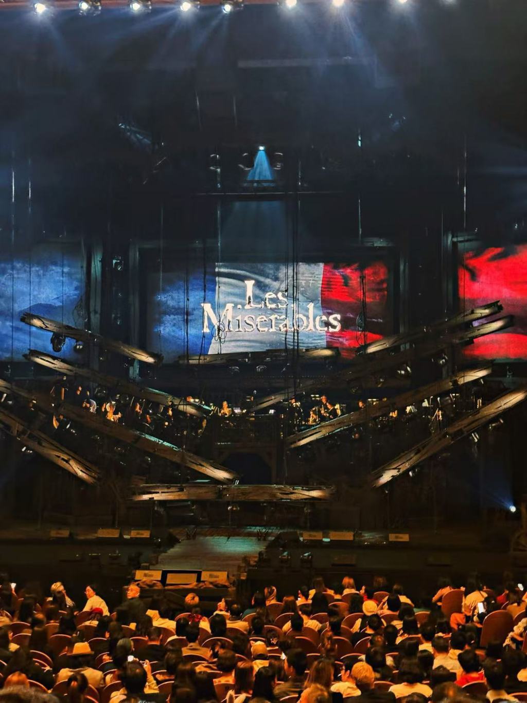 2025年，音乐剧《悲惨世界》40周年纪念版音乐会在上海大剧院连演65场。