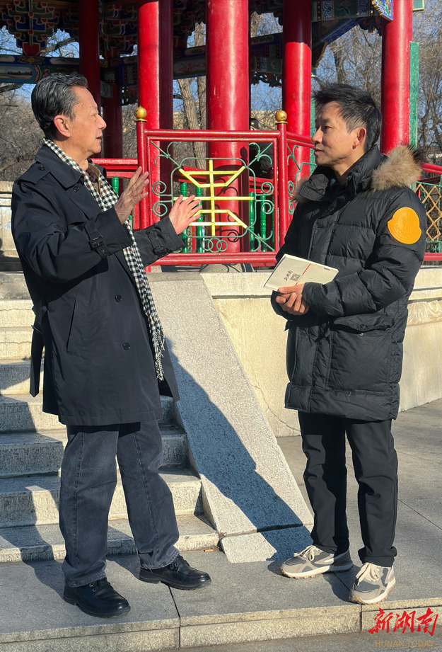 刘兴君（左）接受湖南日报全媒体记者采访。