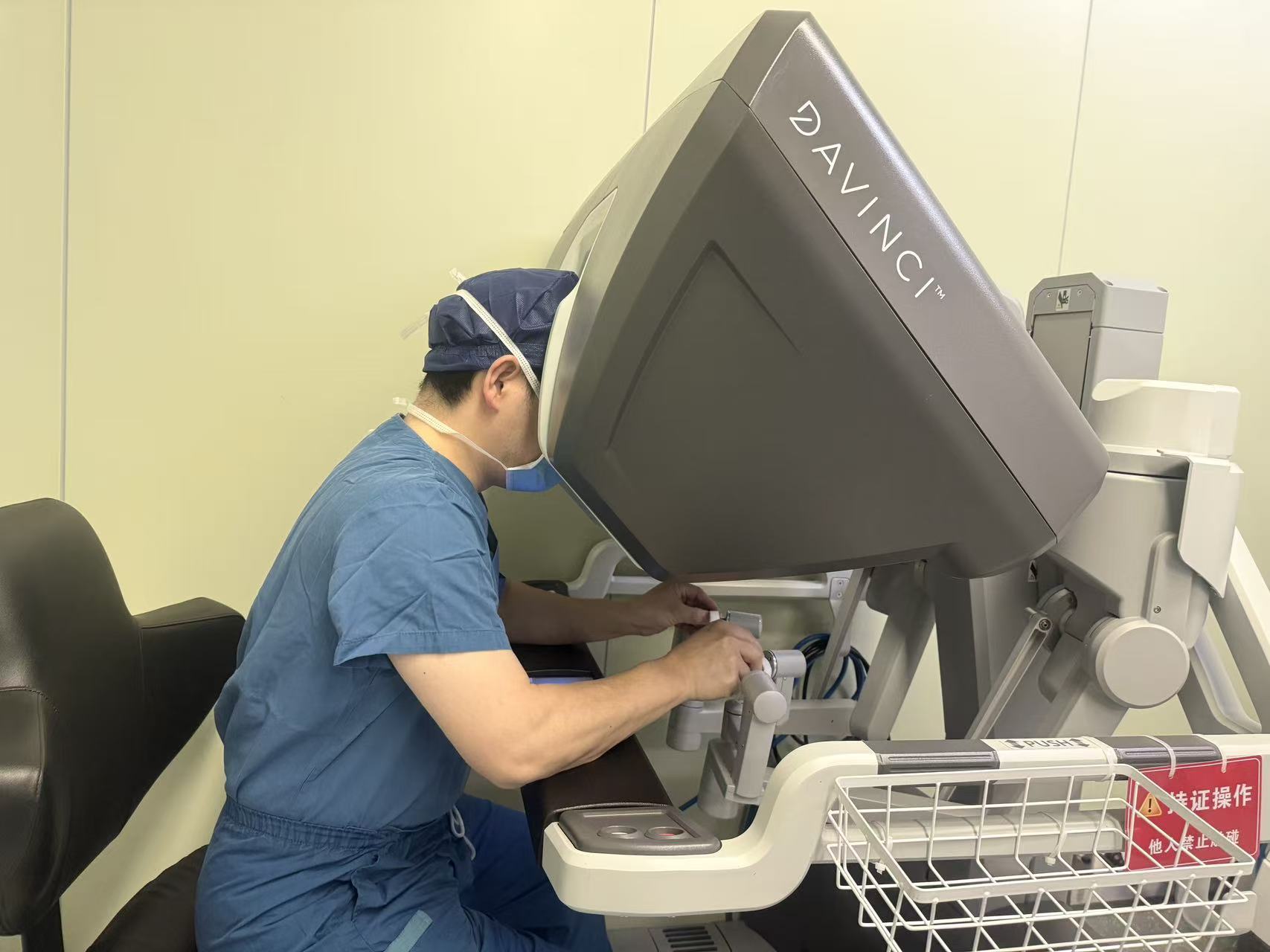 陈恕求主任为患者进行机器人手术