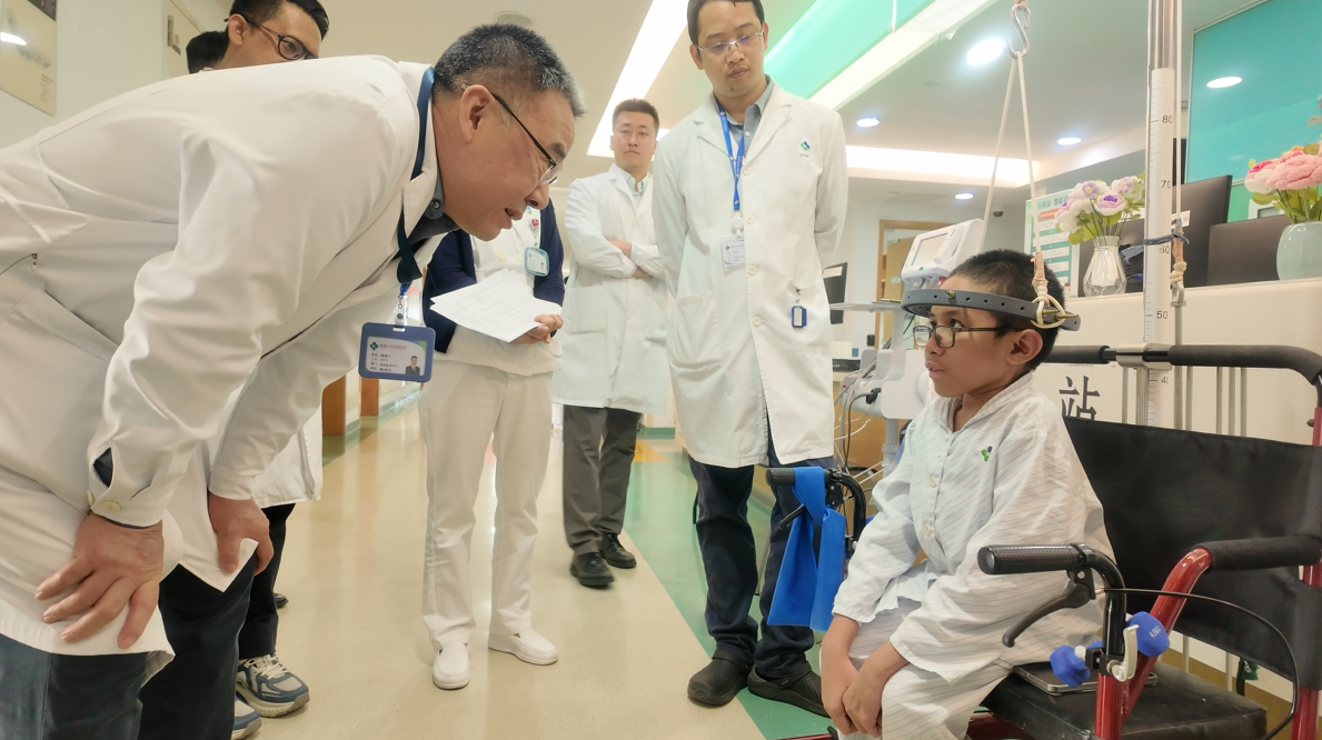 15岁印尼籍脊柱外科患儿，经由印尼脊柱外科专家Luthfi Gatam教授推荐前往深圳寻求陶惠人教授诊疗，现接受HALO头环重力牵引，拟行手术治疗。在牵引治疗期间，患儿积极配合呼吸功能训练，目前其呼吸功能较之前已有显著改善。