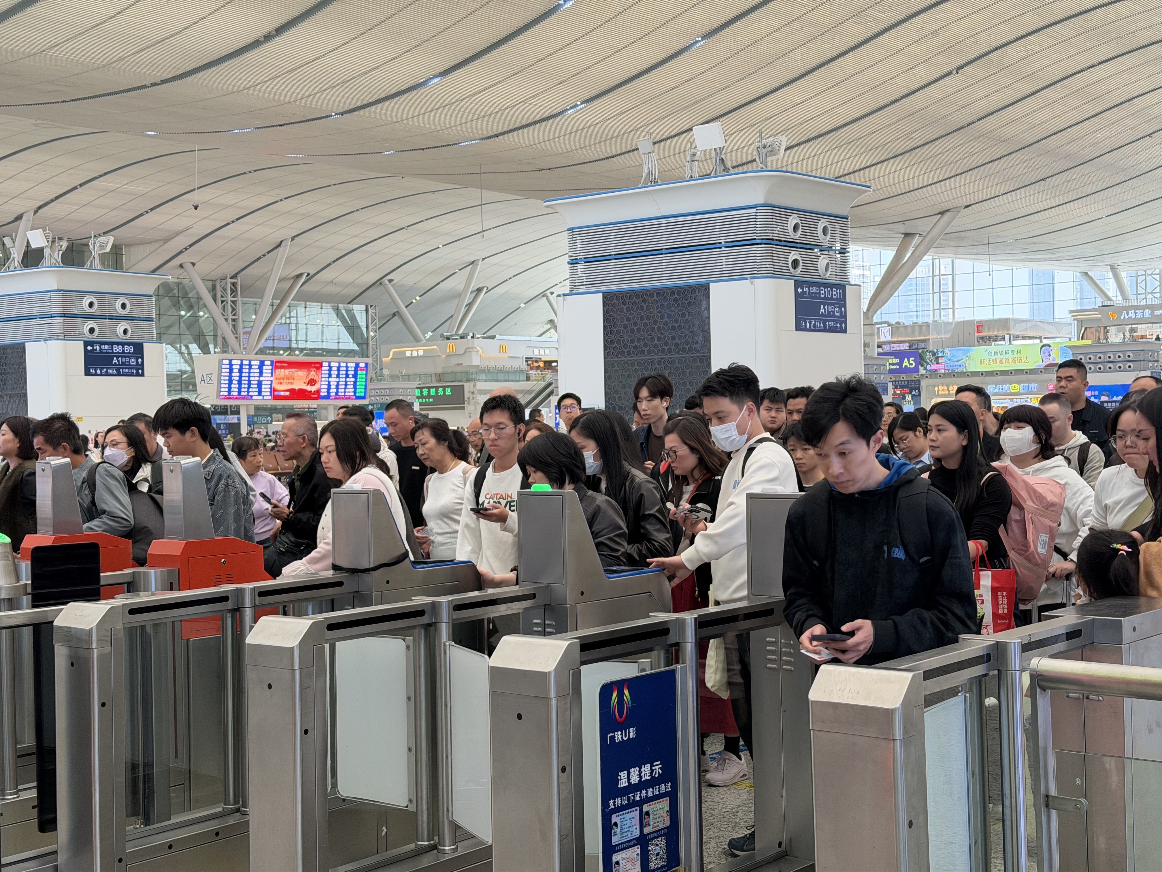 广深港高铁跨境客流破百万