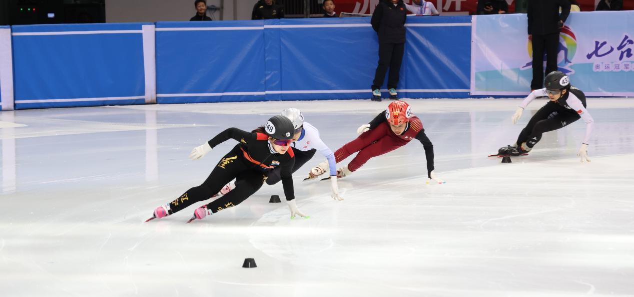 图为七台河体育中心过往短道速滑赛事的比赛场景