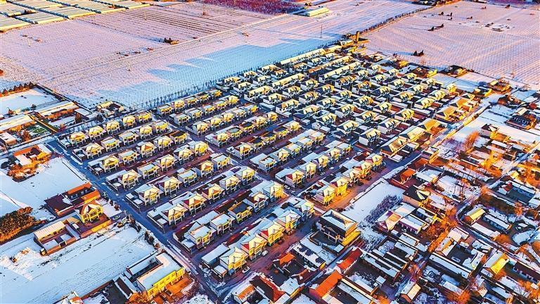 1月8日，宁县焦村镇整齐排列的民居在晨光的映照下，构成一幅美丽的冬日画卷。近年来，宁县持续推进生态宜居美丽乡村建设，乡村面貌焕然一新。新甘肃&middot;甘肃日报通讯员　王启宁