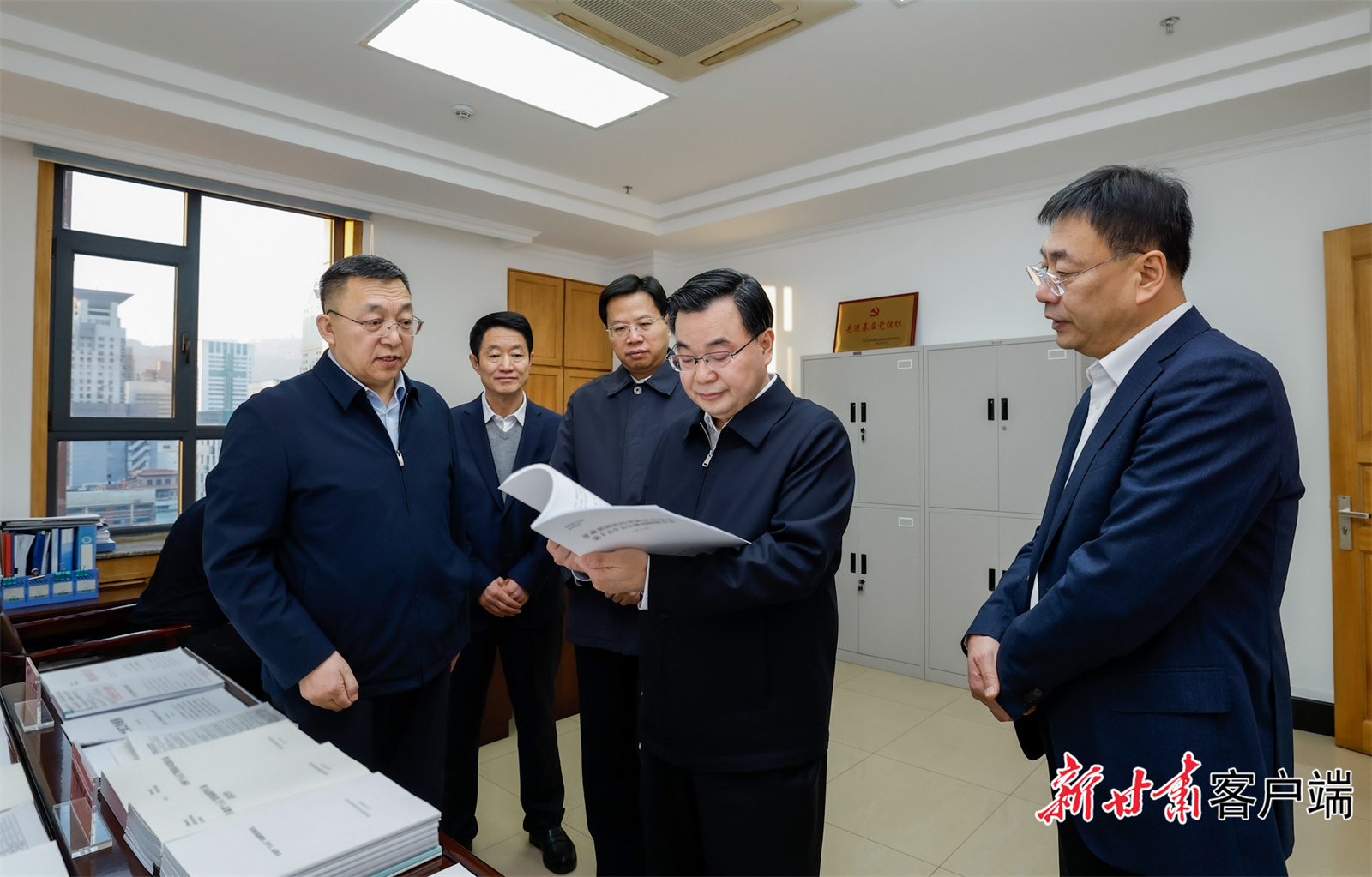 1月13日，省委书记、省人大常委会主任胡昌升在省发展改革委、省科技厅、省工信厅、省住建厅调研“十五五”规划编制工作，并主持召开座谈会。新甘肃&middot;甘肃日报记者　孟捷