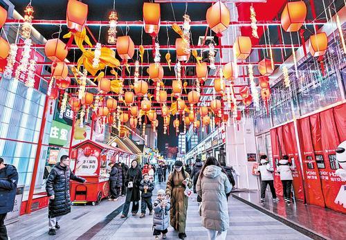 1月6日，市民在石家庄市湾里庙步行街购物游玩。本报记者 田明摄