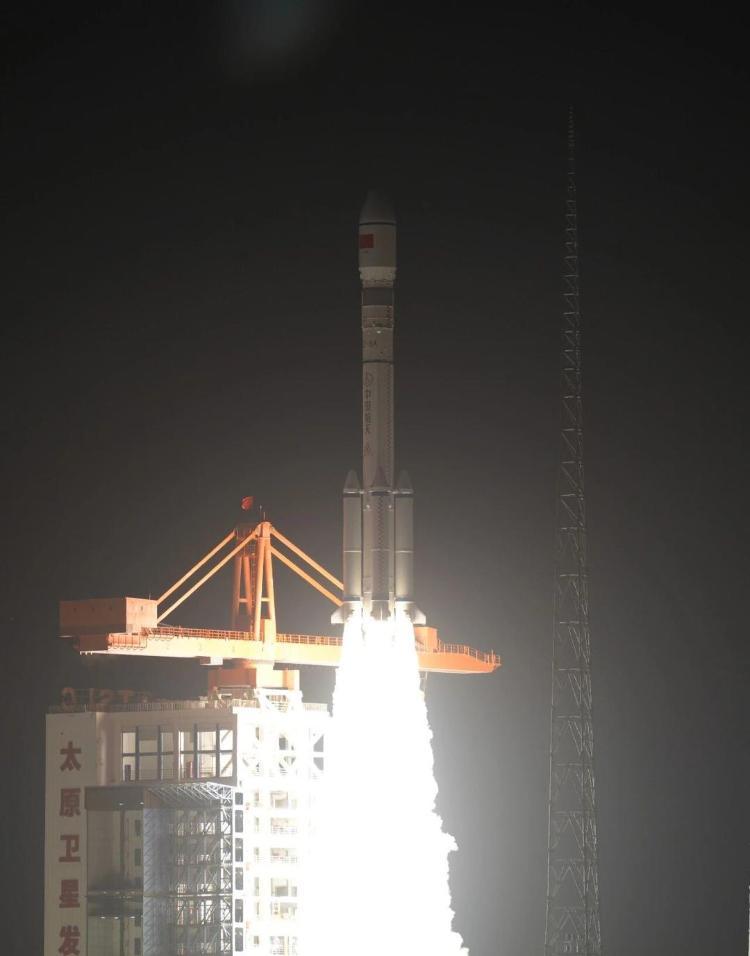 1月13日，长征六号改运载火箭在太原卫星发射中心点火起飞。