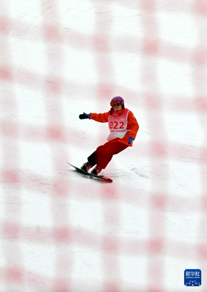 1月11日，滑雪爱好者在石家庄市“热雪奇迹”滑雪场滑雪。