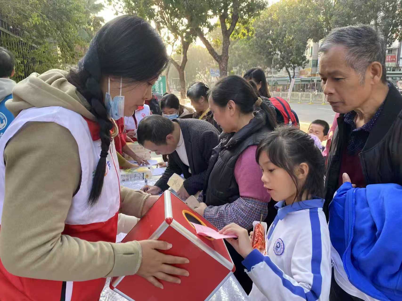 凤凰岗社区开展“守护‘一小’ 关爱‘一老’”民生兜底政策宣传活动