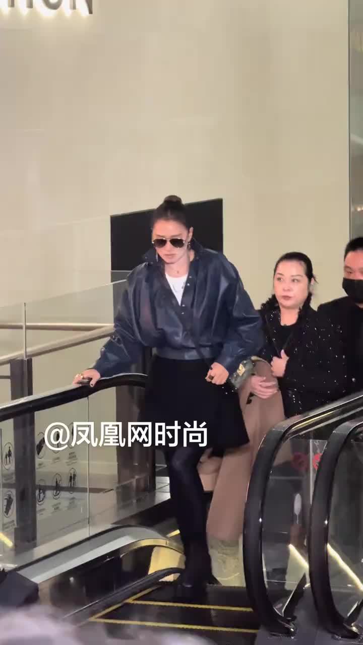 巩皇出场瞬间的压迫感 巩俐亮相路易威登线下活动，深蓝皮衣气场全开#巩俐
