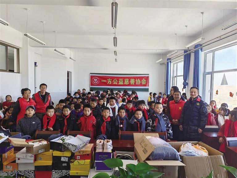 志愿者为党家岘中心小学的孩子们送去御寒物资