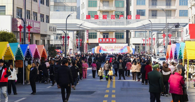 “羽绒服惠民大卖场”吸引众多村民前来选购