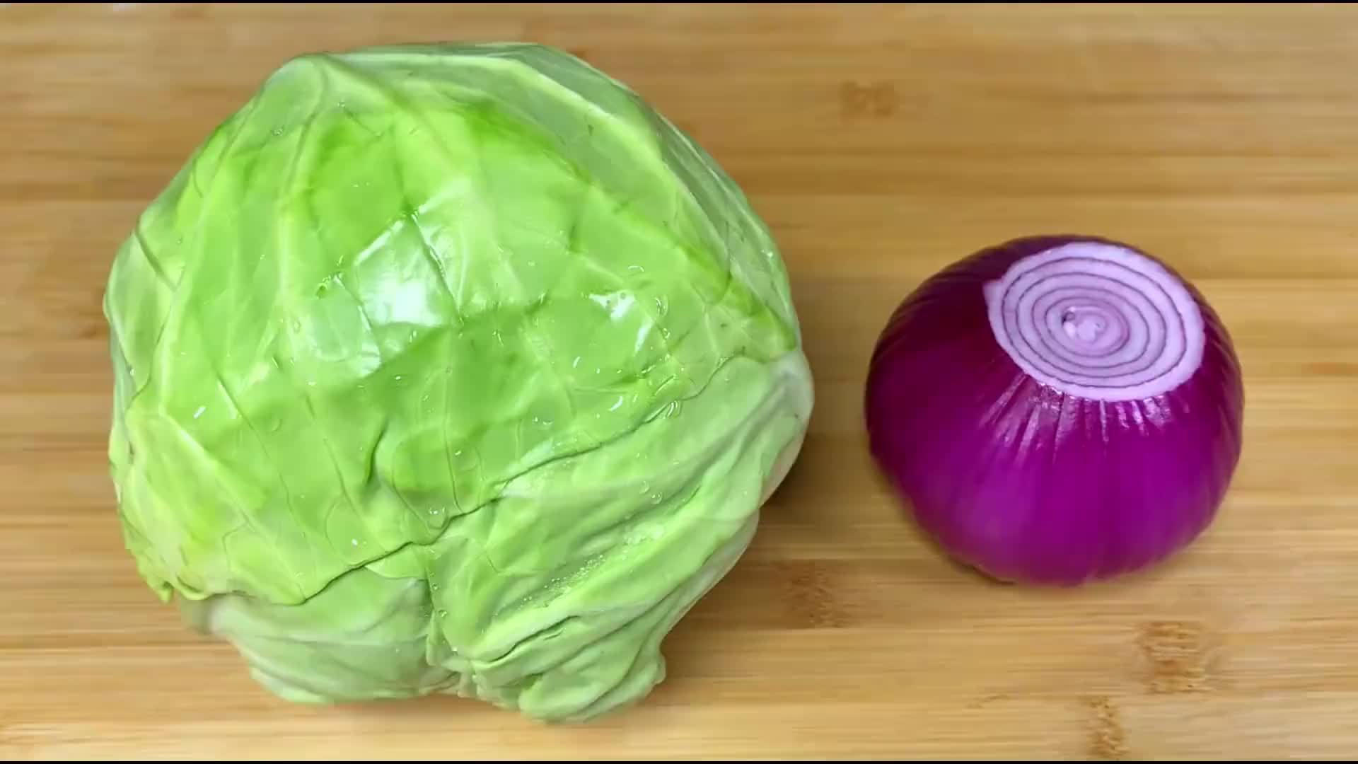 包菜和洋葱是绝配，教你一个新做法，不炒也不炖，一次3斤不够吃