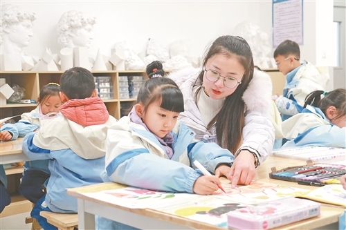 奉新县：笔墨丹青绘青春（图）