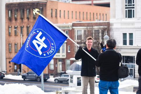 ▎特朗普支持者高举“让美国再次优先”的旗帜 图源:Shutterstock