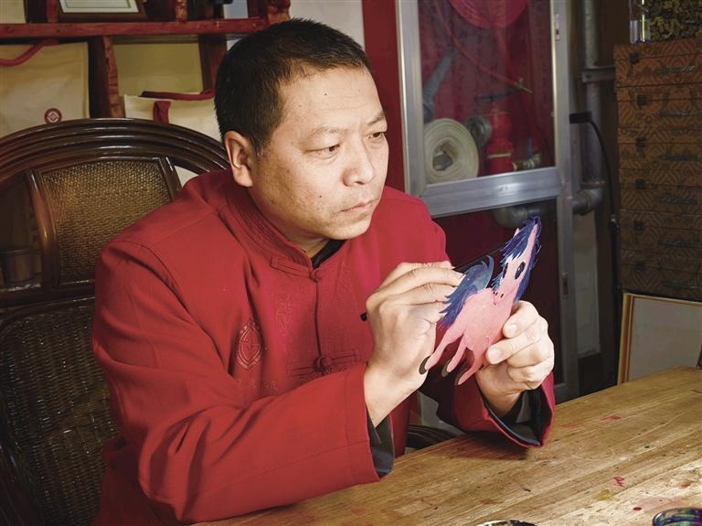 张治文正在给作品上色