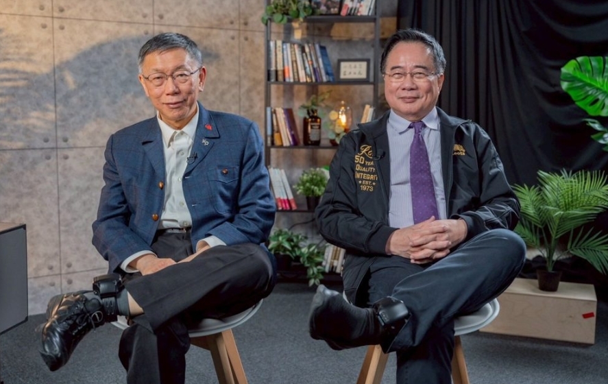 蔡正元和柯文哲同框翘脚，一起秀出“电子脚镣”