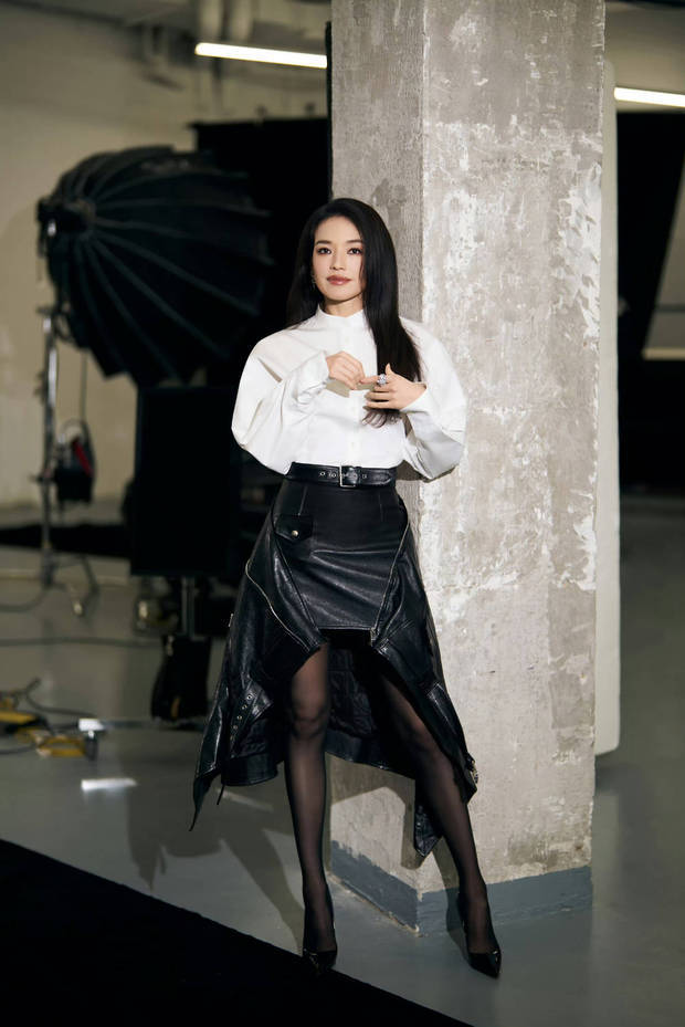 舒淇将黑色皮衣外套爆改成裙装。