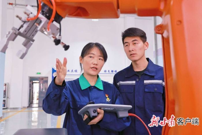 张倩（左一）指导参加技能竞赛项目的学生