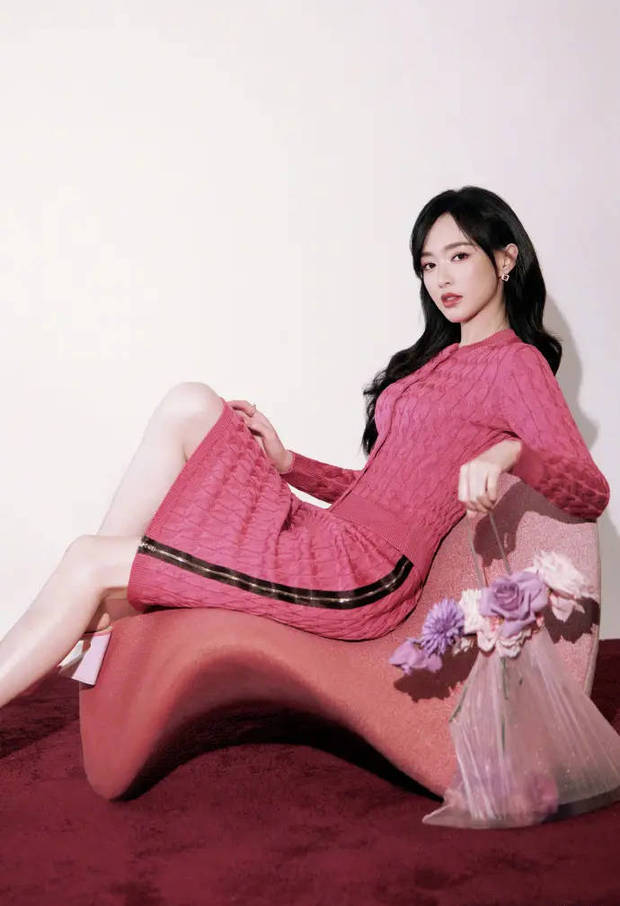 搜狐娱乐讯 近日，唐嫣在上海出席某活动，她以一身高饱和度玫粉色针织套裙惊艳亮相，状态看起来非常好，完全看不出来42岁了。