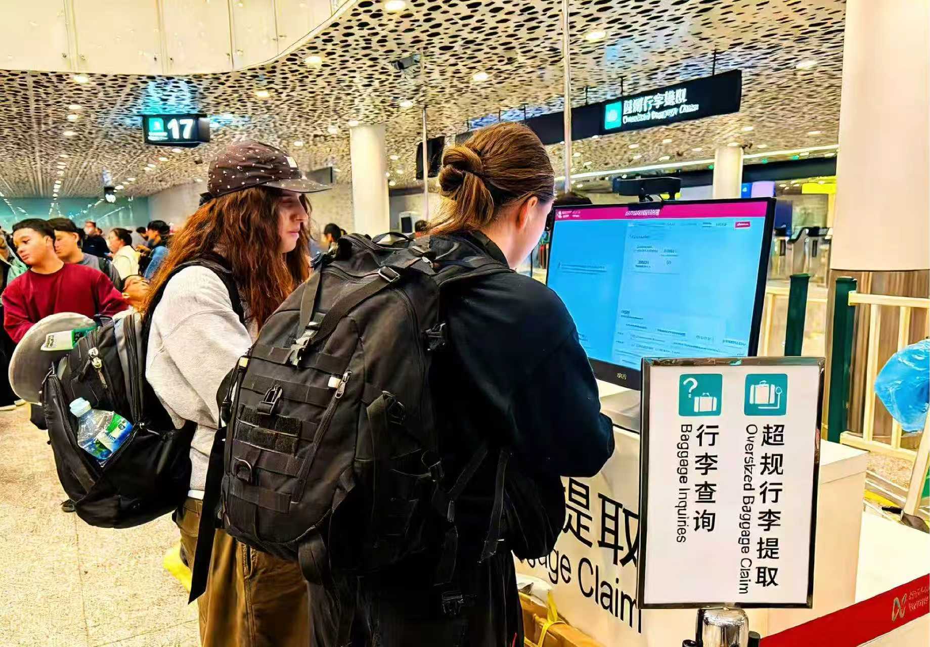 旅客在使用AI乘机助手
