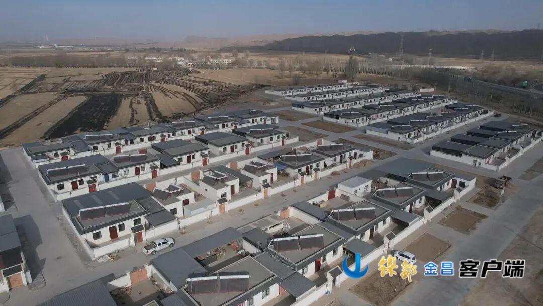 △永昌县河西堡镇寺门村家家户户屋顶上安装的太阳能清洁取暖设备（资料图）