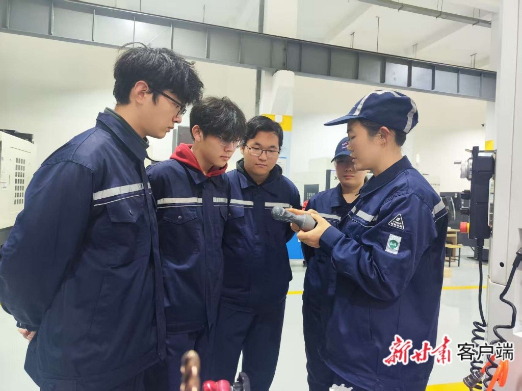 张倩（右一）正在为学生讲授实训知识　本文图片均由甘肃有色冶金职业技术学院提供