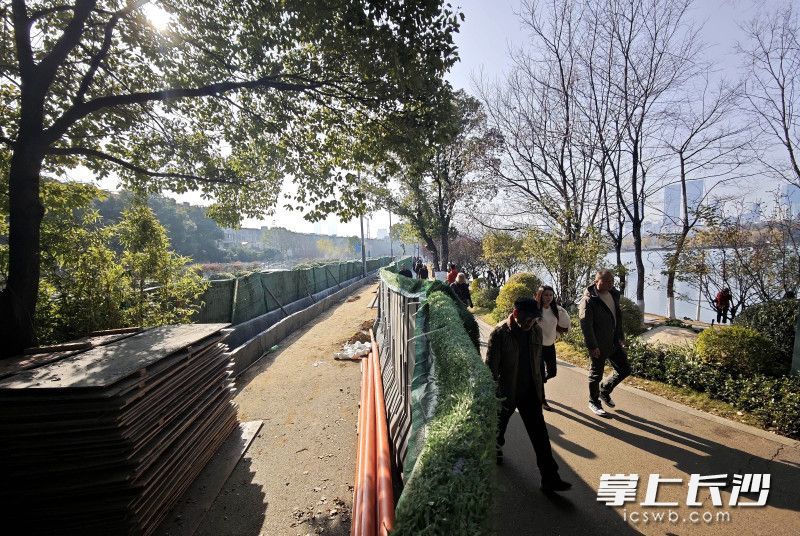 正在围挡施工。