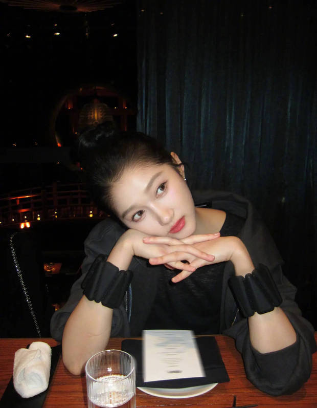 关晓彤的皮肤白皙光滑，状态超好。