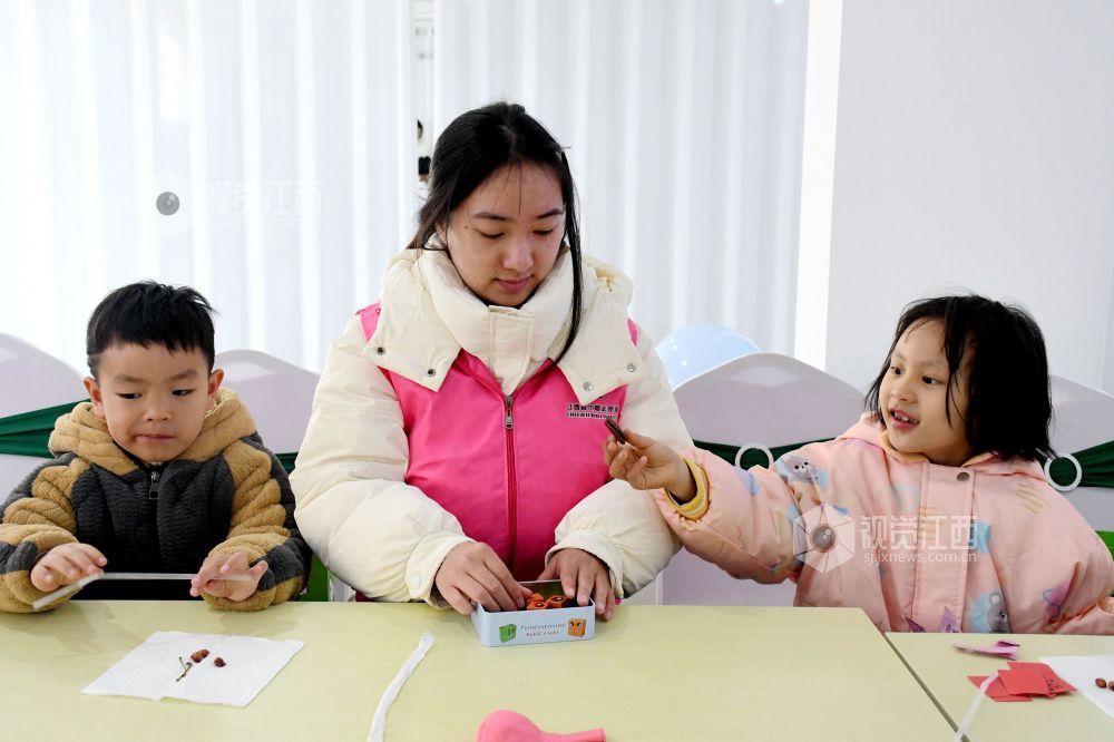 江西南丰：结对妈妈送关爱（图）