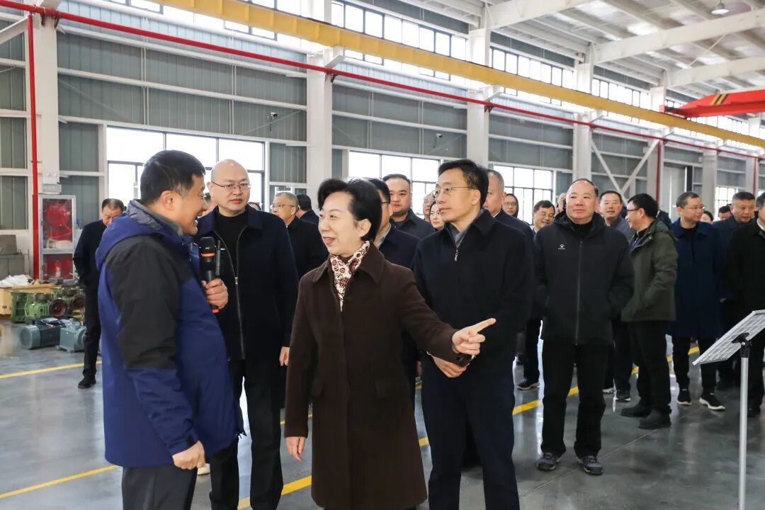 胡雪梅、陈克龙在浮梁县锃和科技高端数控机床及数控转合项目现场观摩。（全媒体记者 刘定远摄）